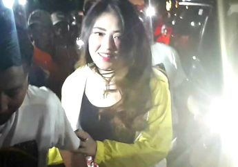 Tergulung Ombak Saat Berlibur di Pantai, Via Vallen Lecet-lecet