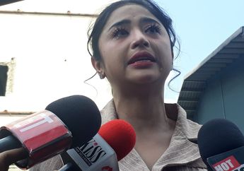 Sulit Merelakan Kepergian Sang Ayah, Dewi Perssik Sampai Terbawa Mimpi Tidur di Sebelah Ayahnya