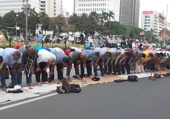 Di Tengah Aksi Kawal Sidang Sengketa Pilpres 2019, Massa Salat Berjamaah di Depan Gedung MK