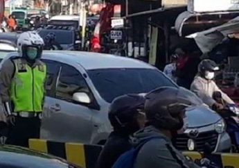 Patung Polisi Hidup di Sidoarjo Buat Kaget Para Pelanggar Lalu Lintas, Ratusan Pengendara Berhasil Ditilang