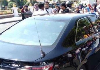 Sistem Zonasi PPDB Provinsi Jatim Dinilai Awut-awutan, Ratusan Wali Murid di Surabaya Demo dan Minta Ketemu Khofifah : Kami Beri Waktu 10 Menit!