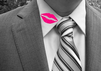 Dilihat Bahasa Tubuh, Inilah 5 Tanda Pria Selingkuh, Pasanganmu Termasuk?