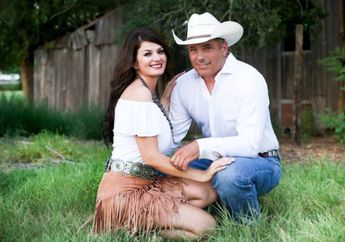 Pasangan Ini Menikah Darurat di Rumah Sakit Demi Penuhi Permintaan Sang Nenek