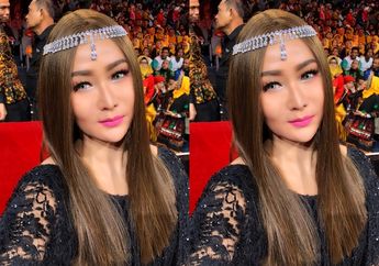 Lihat Gaya Inul Daratista yang Tertidur Lelah di Bandara Sambil Pamer Sneakers Branded Mahal yang Bikin Salah Fokus