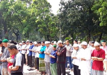 Sediakan Karpet untuk Area Shalat, TNI dapat Apresiasi Langsung dari Massa Aksi Kawal MK