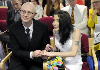 14 Tahun Lamarannya Selalu Ditolak, Wanita 'Sekarat' ini Akhirnya Bisa Menikah !