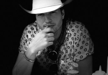 Jaga Hubungan Baik, Ashton Kutcher Kepergok Sedang Hangout Bareng Mantan Putri Tirinya, Rumer Willis