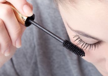 Hati-Hati! Ada Bahaya yang Mengintai Saat Coba Tester Maskara di Toko