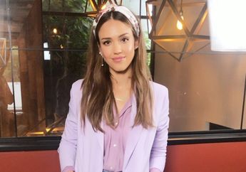Biasa Tampil Mewah, Jessica Alba Kepergok Kenakan Anting Murah!