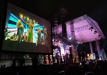 Tampil Berbeda, Krisdayanti Hentak Panggung Jakarnaval 2019 Berjoget dengan Tiga Serigala