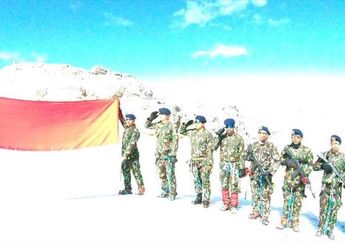 11 Personel Brimob Taklukan Puncak Bersalju Cartenz Piramid, Kibarkan Sang Merah Putih Peringati HUT Bhayangkara ke-73