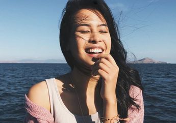 Intip 6 Potret Asyik Liburan Maudy Ayunda di Labuan Bajo. Bersantai dengan Cara yang Enggak Biasa!