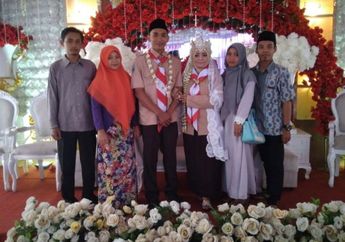 Sepasang Pengantin Nikah Pakai Baju Pramuka, Alasannya Begitu Romantis!