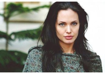 Sudah Berusia 44 Tahun, Angelina Jolie Lakukan Adegan Berbahaya Tanpa Pemeran Pengganti!