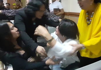 Ibunda Kriss Hatta Histeris dan Tersungkur Saat Anaknya Dinyatakan Tidak Bersalah