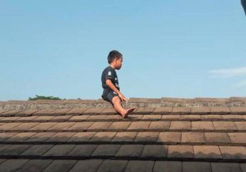 Bikin Repot Dokter, Seorang Bocah Takut Disunat Nekat Kabur Naik ke Atas Genting