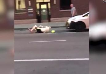 Nahas, Seorang Lansia Tiba-tiba Didorong ke Jalan hingga Tertabrak oleh Pengendara Mobil!