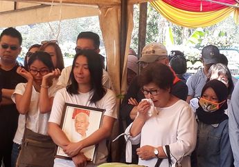 Isak Tangis&nbsp;Iringi Pemakaman Rudy Badil yang Dihadiri Pencinta Alam Berseragam