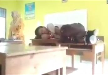 Serasa Sedang Mimpi Indah, Seorang Siswa Tidur Pulas Tanpa Sedikitpun Terusik di Sebelah Gurunya yang Sedang Mengajar