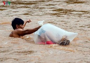 Ayah Ini Masukkan Anaknya ke Sebuah Plastik Saat Menyeberangi Sungai, Ada Alasan Haru Di Baliknya
