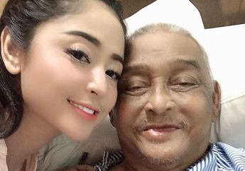 7 Bulan Sang Ayah Meninggal Dunia, Dewi Perssik Ungkap Kerinduan di Depan Pusara
