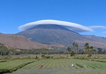 VIRAL Awan Topi Menyelimuti Puncak Gunung Rinjani, Meskipun Cantik Ternyata Berbahaya Bagi Manusia