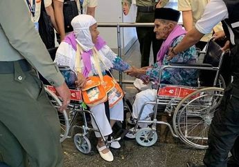 Tak Mau Terpisah, Kakek Calon Jamaah Haji Ini Enggan Lepaskan Genggaman Tangannya dari sang Istri Selama Perjalanan