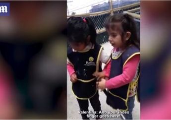 Haru, Seorang Gadis Kecil dengan Penglihatan Kurang dengan Sabar Ajarkan Cara Gunakan Tongkat Penunjuk Jalan Pada Temannya yang Tunanetra