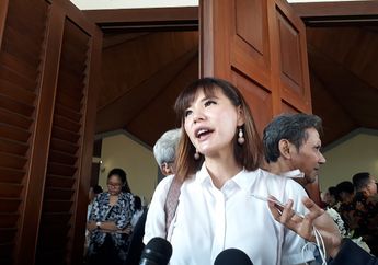 Olga Lydia Beri Penghormatan Terakhir di Misa Pelepasan Jenazah Arswendo Atmowiloto
