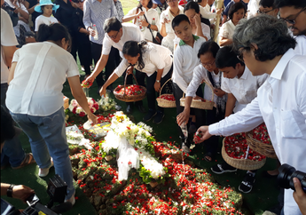 Jenazah Arswendo Atmowiloto Dimakamkan di San Diego Hills Karawang