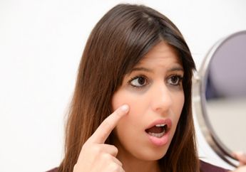 Pasti Ketagihan, Coba Oleskan Bahan Alami Ini ke Area Mata Secara Rutin, Semua Wanita Dijamin Bakal Kegirangan Jika Lihat Manfaatnya