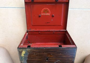 Buka Brankas Peninggalan Kakek, Keluarga ini Terkejut Bukan Main Saat Temukan 'Harta Karun' di Dalamnya