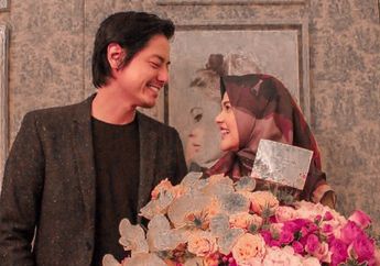 Setengah Tahun Terhalang Restu Orangtua Cut Meyriska, Roger Danuarta Berusaha Sungkem di Kaki Calon Papa Mertua Saat Acara Lamaran