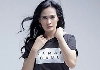 Berpose di Depan Cermin Sembari Mengenakan Dress Mini, Penampilan Donna Harun Tuai Reaksi Netizen: Kok Gak Tua-Tua sih?