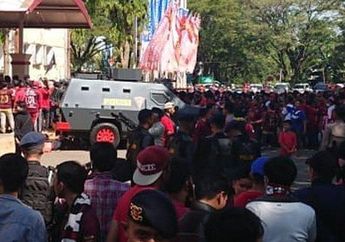 Pasca Ketegangan Diundurnya Final Piala Indonesia di Stadion Mattoangin Makassar, Seorang Suporter PSM Jadi Korban Busur Panah Nyasar