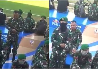 Viral, Seorang Anggota TNI Tunaikan Ibadah Shalat di Tegah Suasana Tegang Supporter PSM Makassar di Stadion Mattoangin