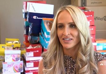 Awalnya Hanya Iseng, Seorang Ibu Malah Membeli 1.500 Pasang Sepatu dan Mendonasikannya!