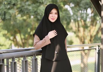 Intip 5 Outfit Hitam Ala Ayana Moon yang Wajib Dimiliki Para Hijabers!