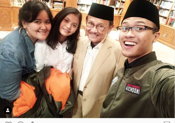 Terungkap Foto-foto B.J. Habibie yang Tersenyum Bersama Para Cucunya!