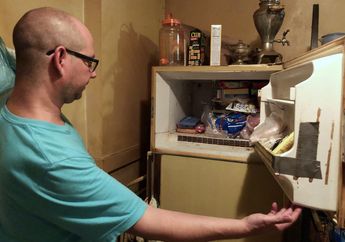 Bersihkan Kulkas Ibunya yang Sudah Meninggal, Pria ini Temukan Kotak Misterius Berisi Mayat Bayi