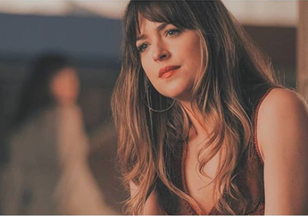 Tutup Celah Gigi dan Pamer Senyum Lebar, Dakota Johnson Justru Bikin Penggemar Kecewa!