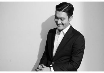 Gaya Santai Siwon&nbsp;SuJu Tiba di Indonesia, Pamer Senyum Manis Sambil Makan Lolipop