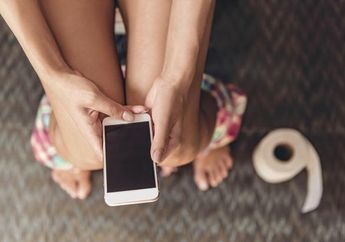 Awas, Kebiasaan Bawa Ponsel Saat BAB Bisa Jadi Penyebab Penyakit ini loh