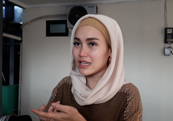 Video Ayu Ting Ting Kabur Karena Hampir Diseruduk Sapi Saat Wawancara