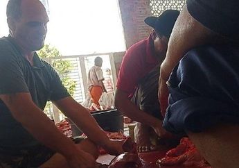 Ikut Rayakan Idul Adha 2019, Bule Asal Kanada Ini Mau Bantu Warga Potong Daging Kurban Meski Baru 6 Bulan Tinggal di Depok
