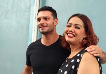 Dekat dengan Pria Bule, Elly Sugigi Akui Berbekal Google Penerjemah