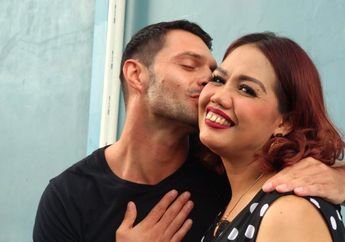 Dekat dengan Elly Sugigi, Bule Asal Austria Ini Dikritik Teman-temannya