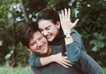 Seksi Berbalut Gaun Warna Merah Darah, Irish Bella Tampil Memukau di Maternity Shoot Kedua, Ammar Zoni : Bukan Mau Sok Romantis, Tapi Emang Udah Manis!