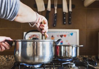 Mudah dan Murah, Begini Tips Membersihkan Kerak Panci yang Gosong dengan Bahan Dapur Sederhana