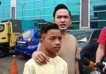 Diiringi Lagu Ayah, Ruben Onsu Terkejut dan Terisak Betrand Peto Datang ke Pesta Ultahnya: Dia Hadiah Terindah